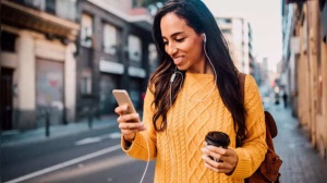 Phone Grip Personality Test: What Your Hand Position Reveals About You