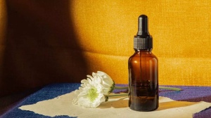 Hair Oil vs. Hair Serum: Which is the Right Choice for Your Hair? A Comprehensive Guide
