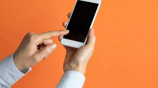 Using one hand to hold and the other index finger to scroll indicates calmness.