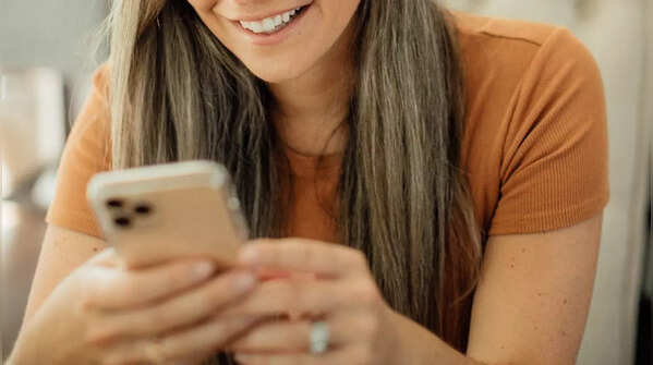 Using two hands with one thumb for scrolling signifies a thoughtful personality.